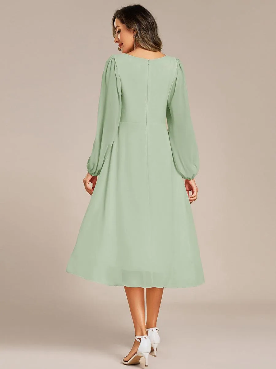 Robe d'invitée de mariage en mousseline de soie à manches longues et taille trapèze