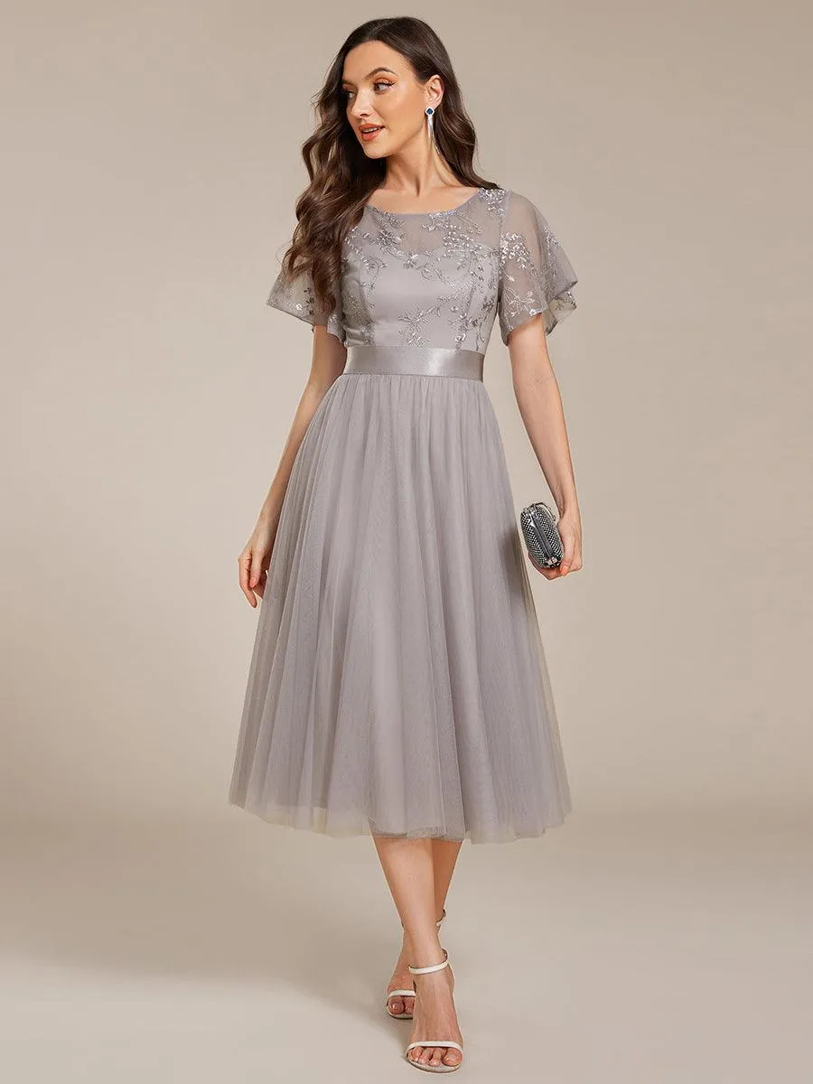Robe midi d'invitée de mariage en tulle avec ornements et manches transparentes