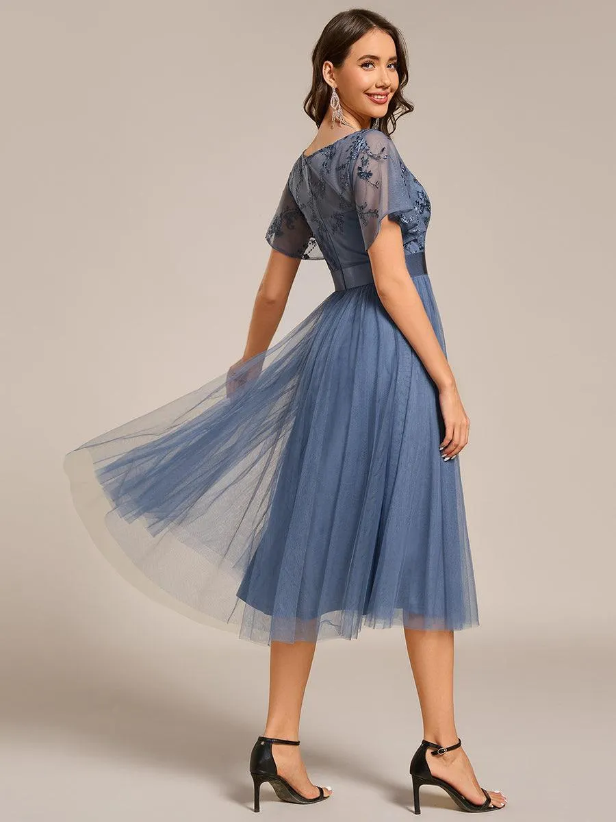 Robe midi d'invitée de mariage en tulle avec ornements et manches transparentes