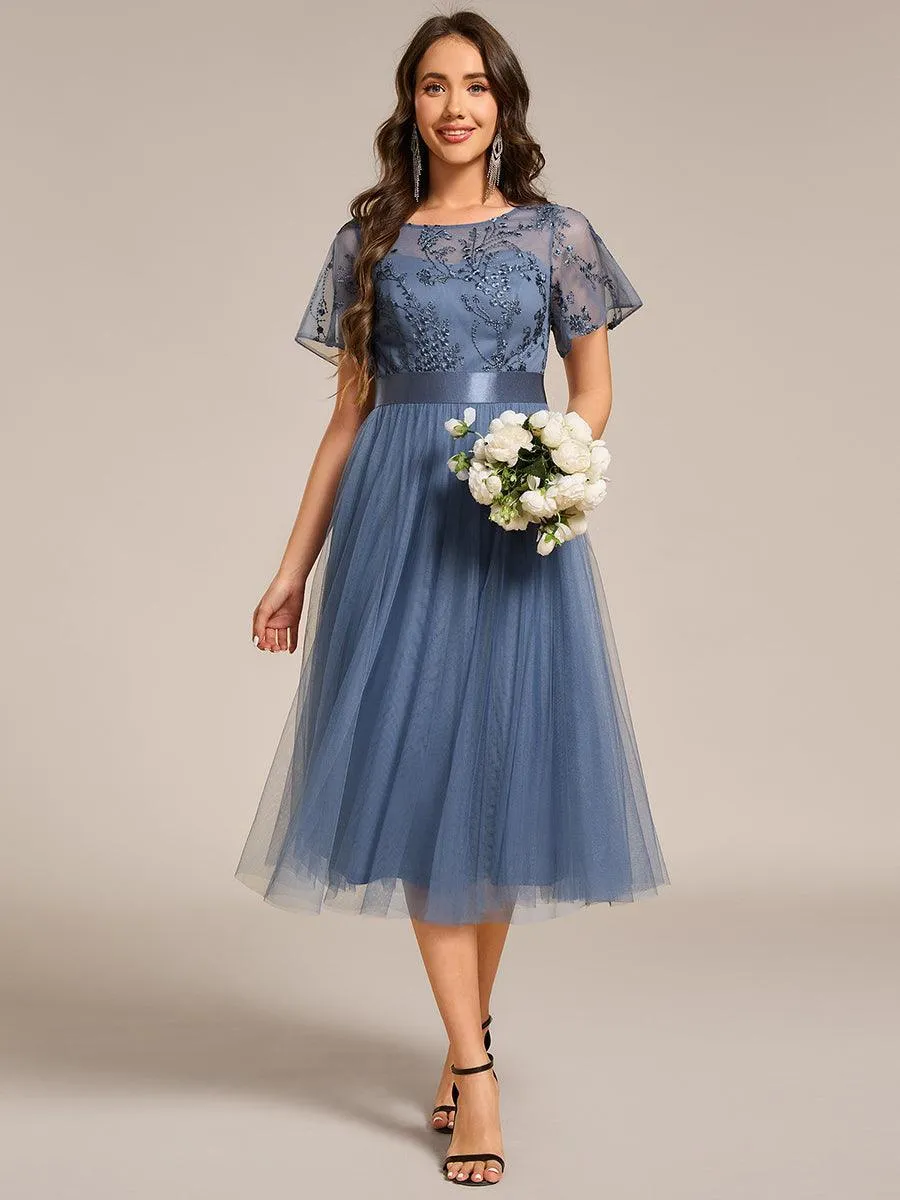 Robe midi d'invitée de mariage en tulle avec ornements et manches transparentes