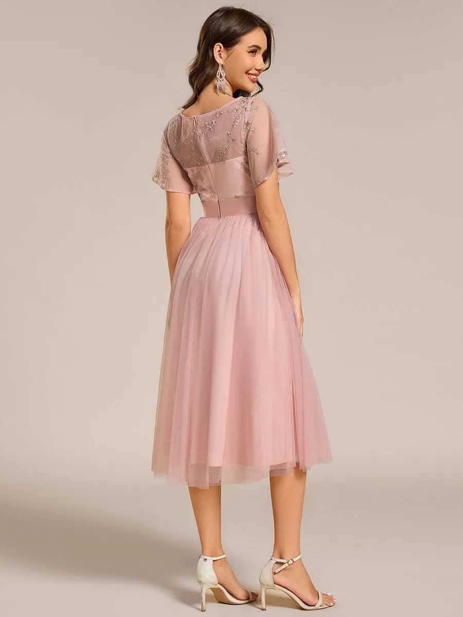 Robe midi d'invitée de mariage en tulle avec ornements et manches transparentes