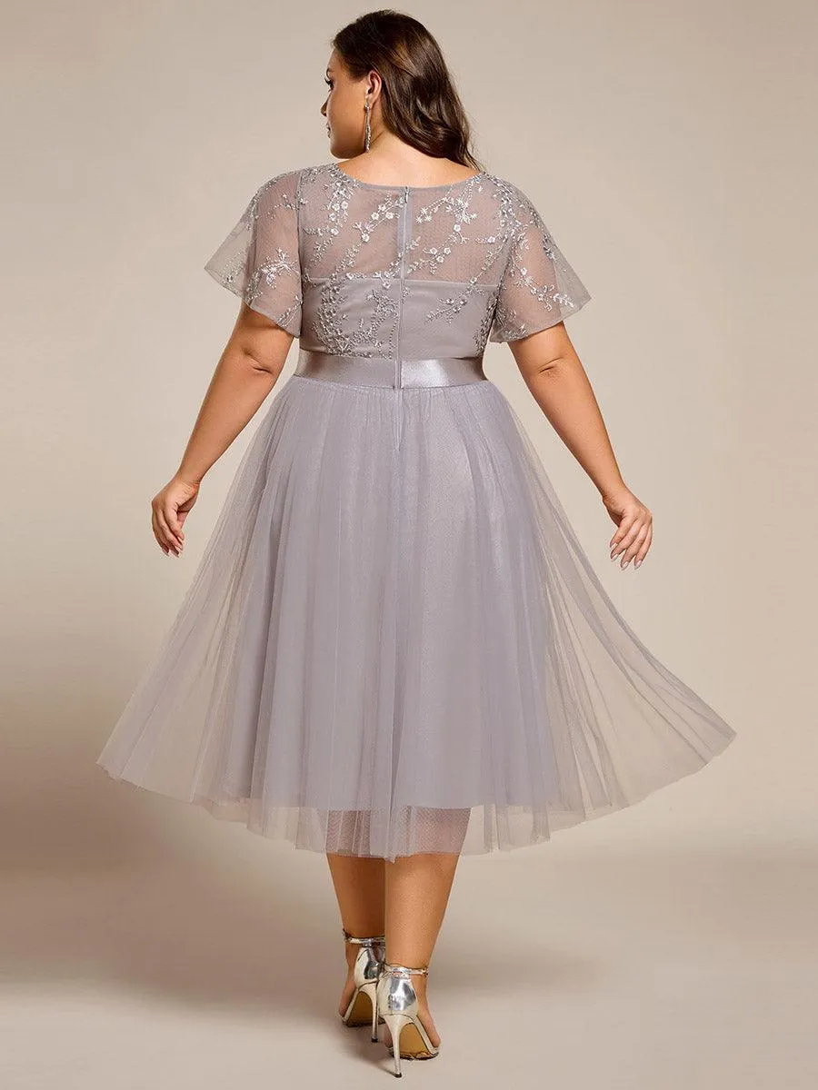 Robe midi d'invitée de mariage en tulle avec ornements et manches transparentes