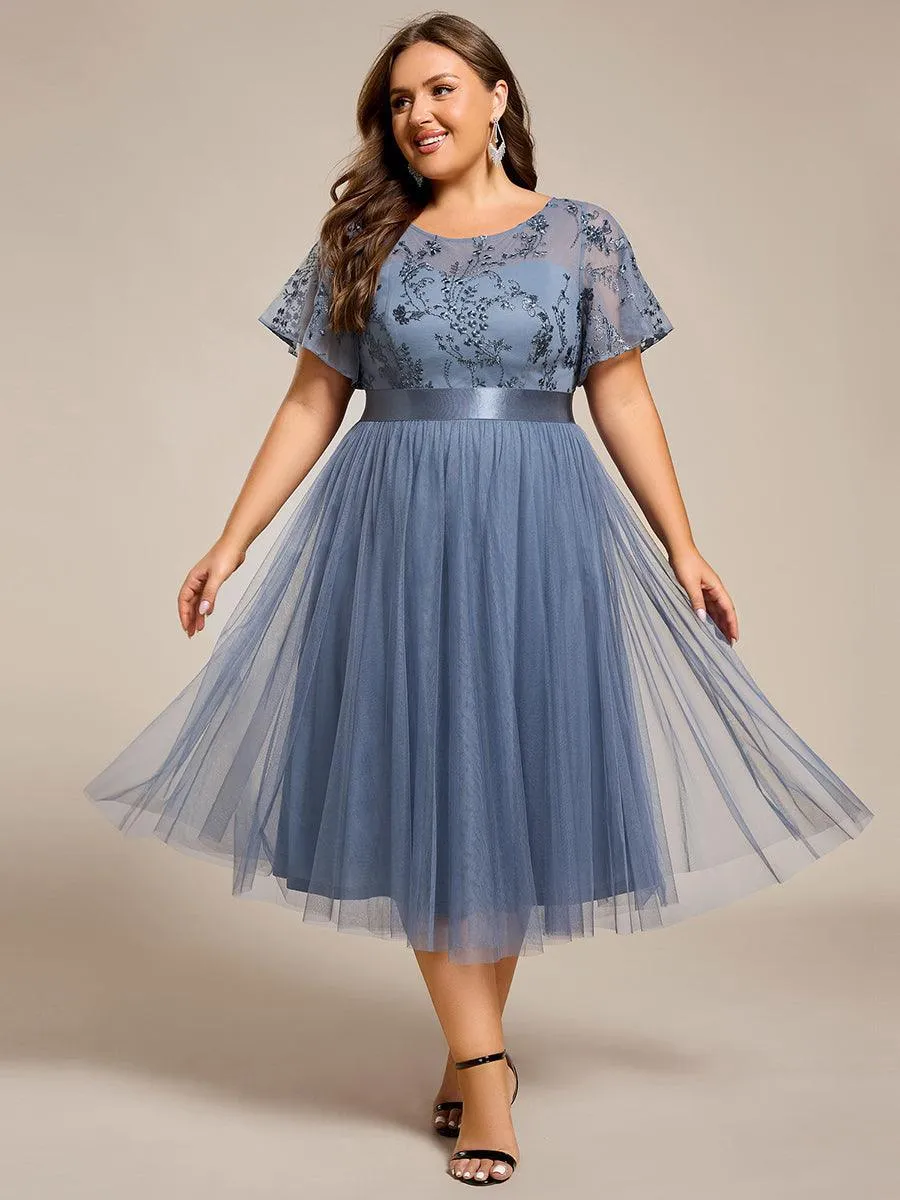 Robe midi d'invitée de mariage en tulle avec ornements et manches transparentes