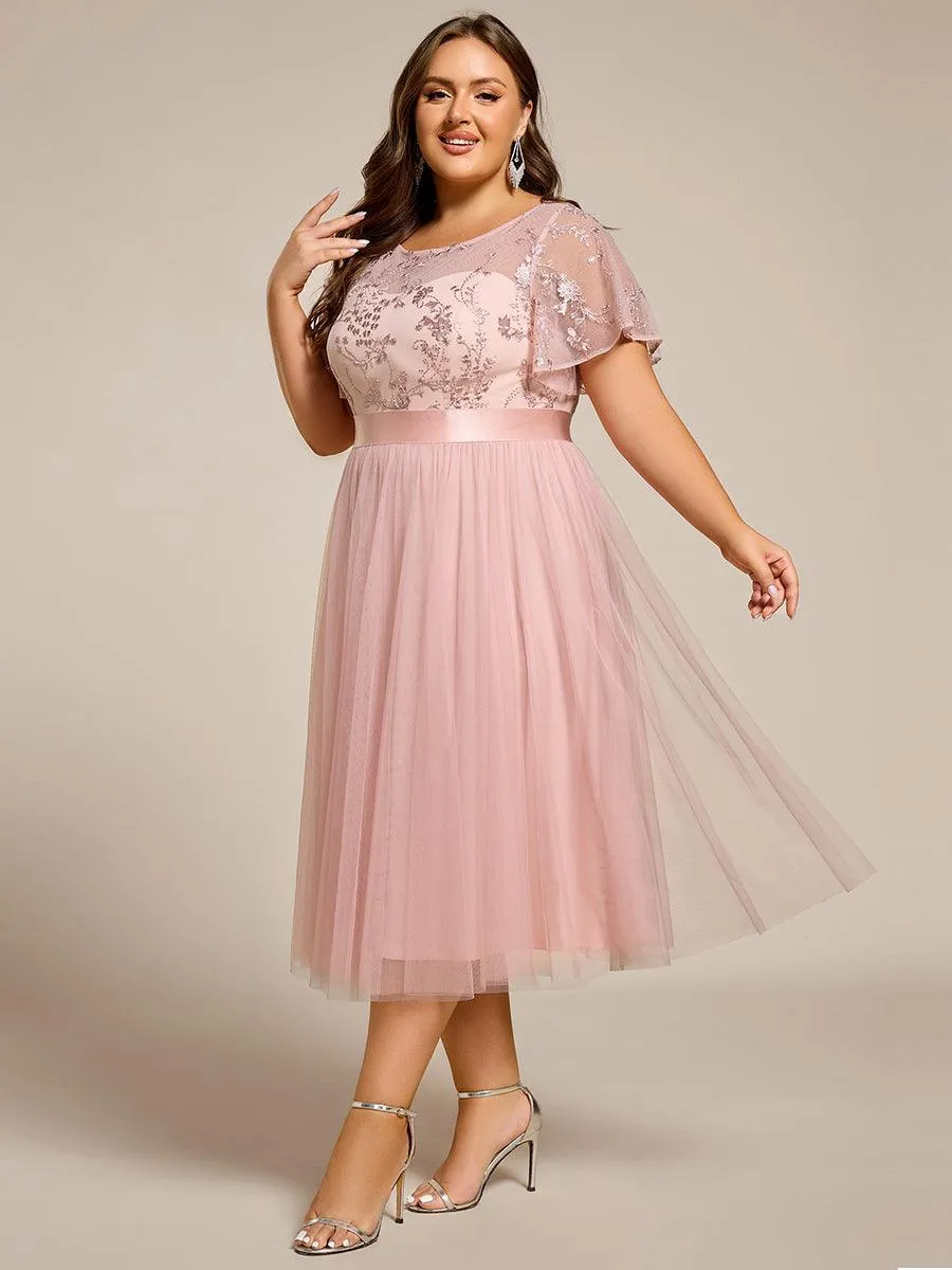 Robe midi d'invitée de mariage en tulle avec ornements et manches transparentes