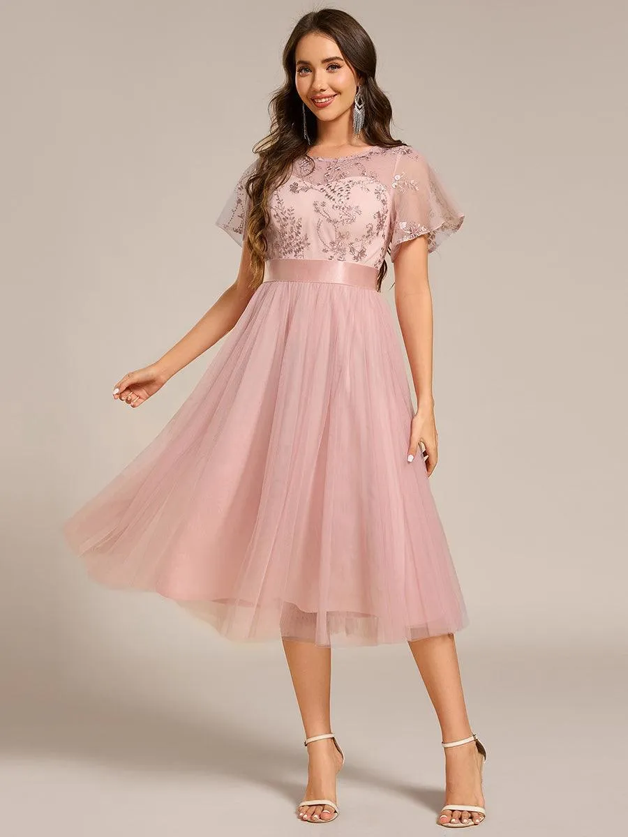 Robe midi d'invitée de mariage en tulle avec ornements et manches transparentes