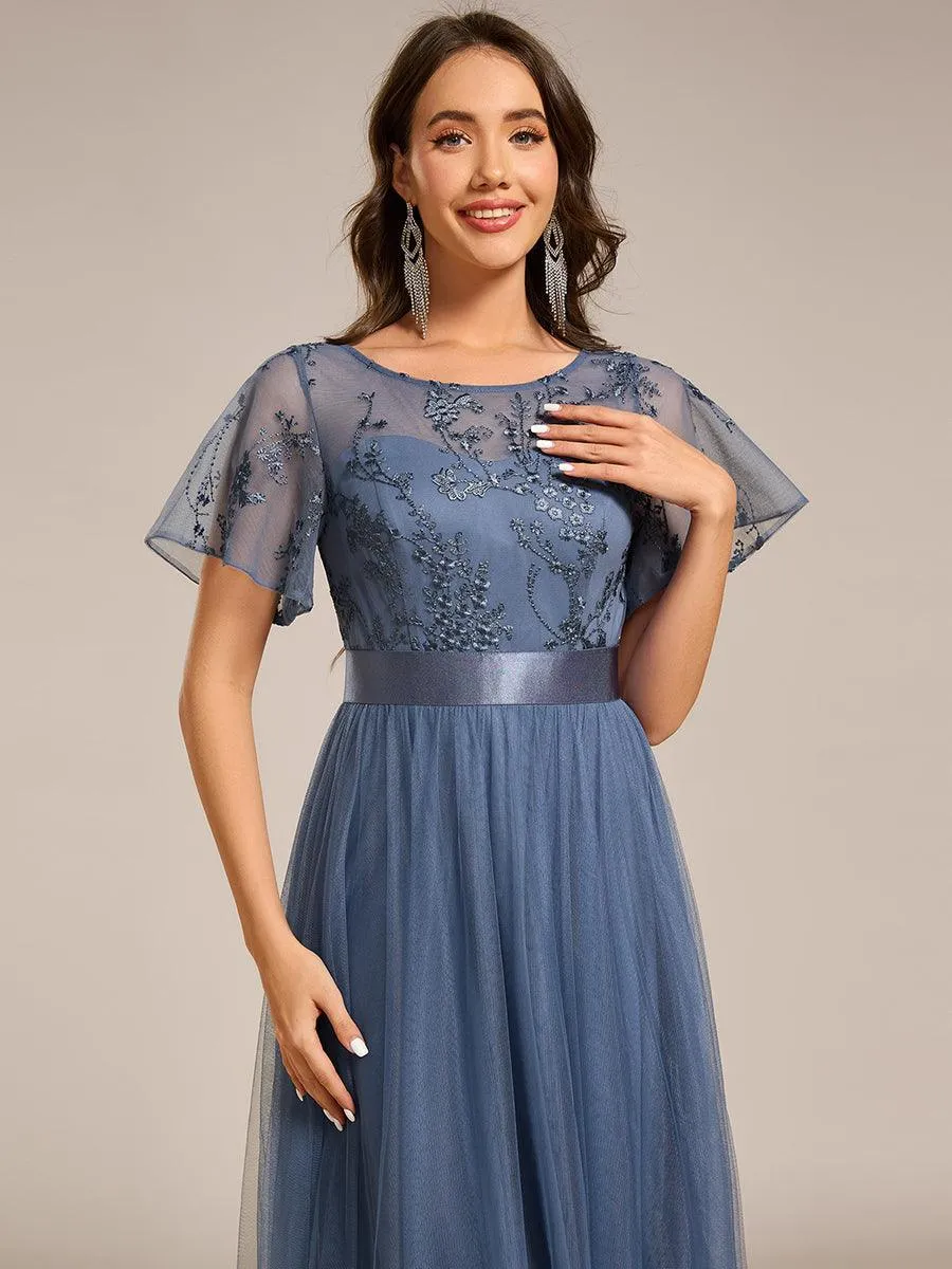 Robe midi d'invitée de mariage en tulle avec ornements et manches transparentes