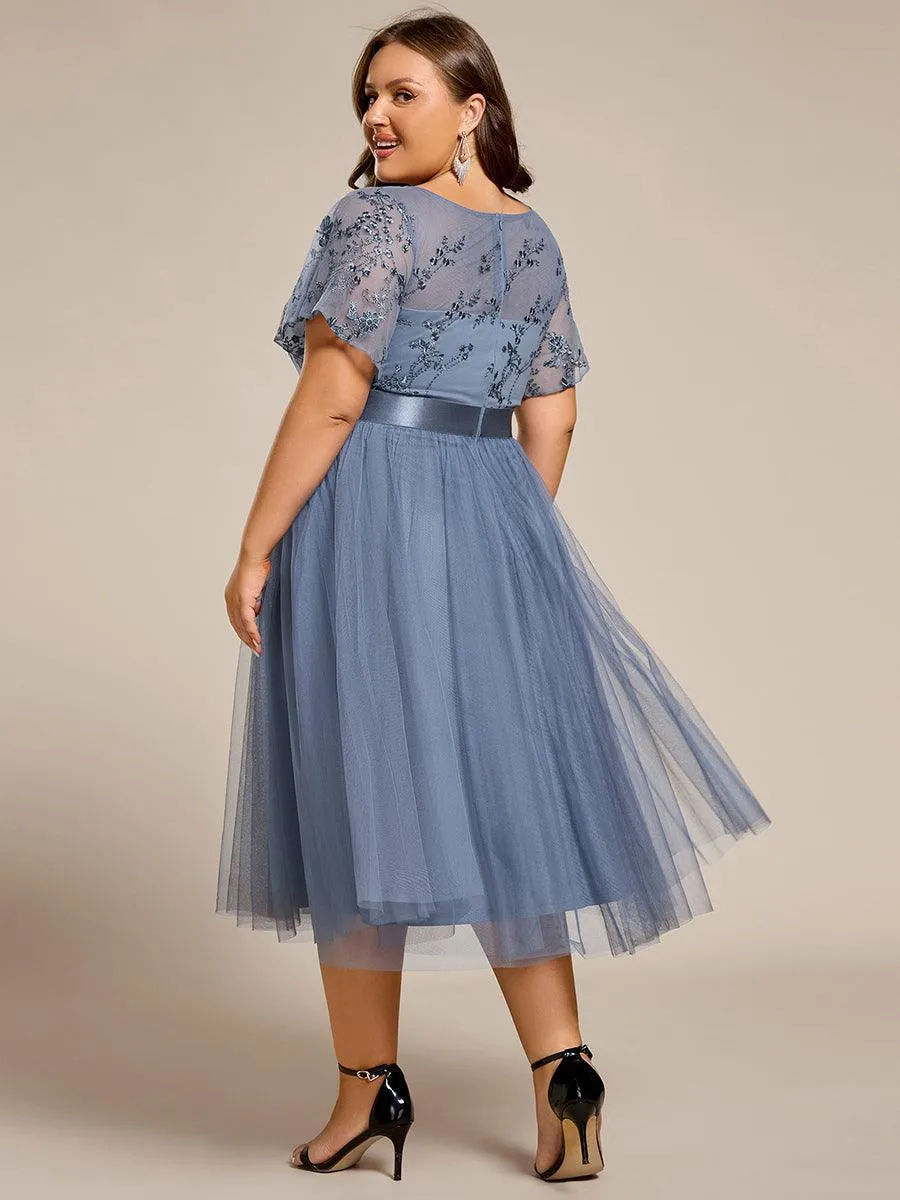 Robe midi d'invitée de mariage en tulle avec ornements et manches transparentes