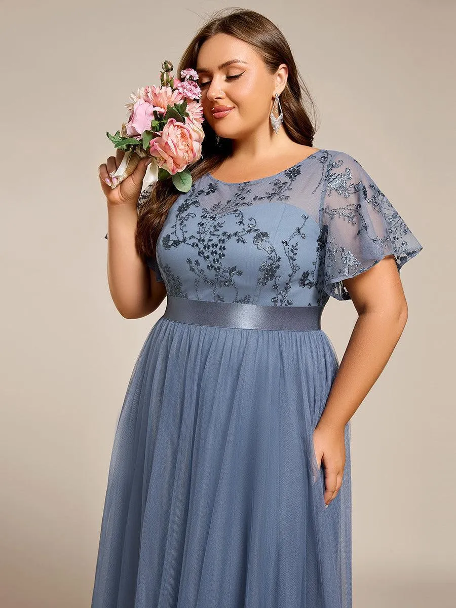 Robe midi d'invitée de mariage en tulle avec ornements et manches transparentes