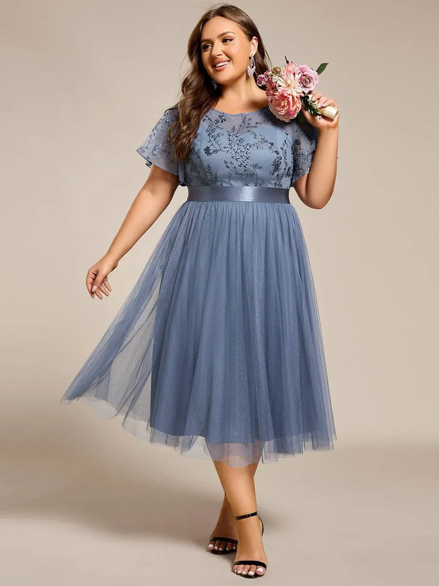 Robe midi d'invitée de mariage en tulle avec ornements et manches transparentes