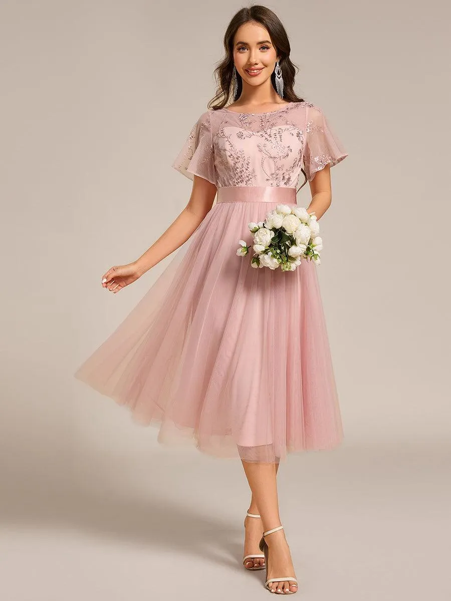 Robe midi d'invitée de mariage en tulle avec ornements et manches transparentes