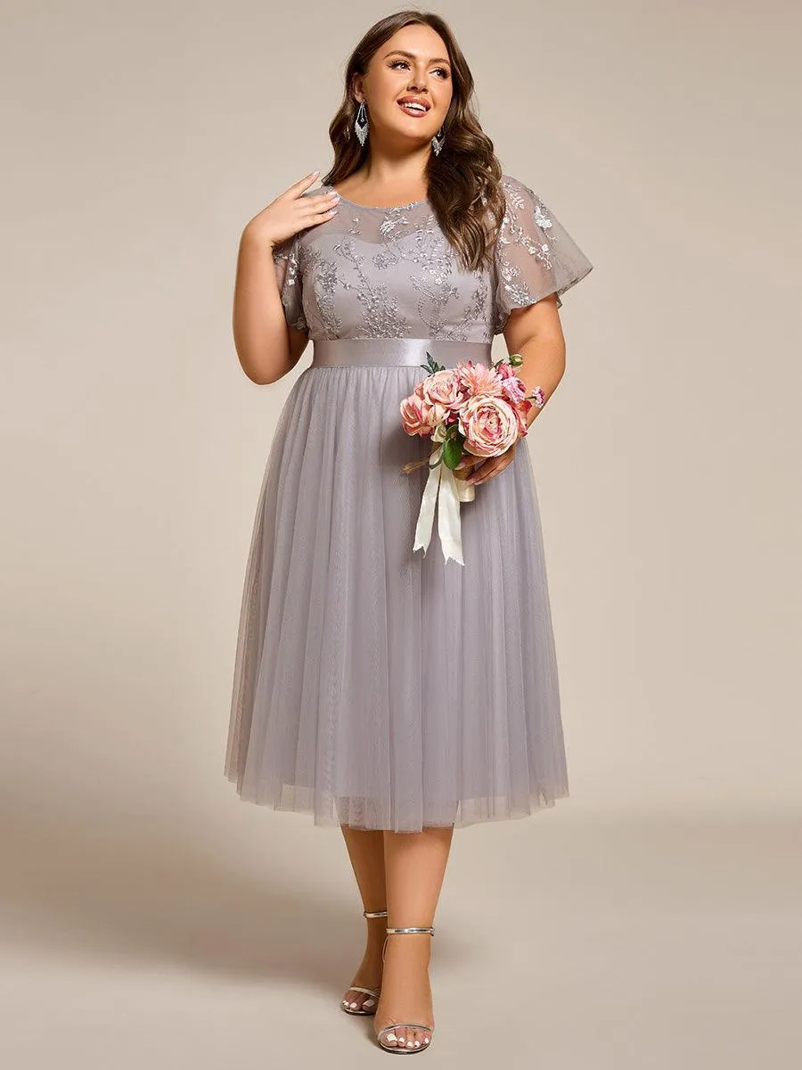 Robe midi d'invitée de mariage en tulle avec ornements et manches transparentes