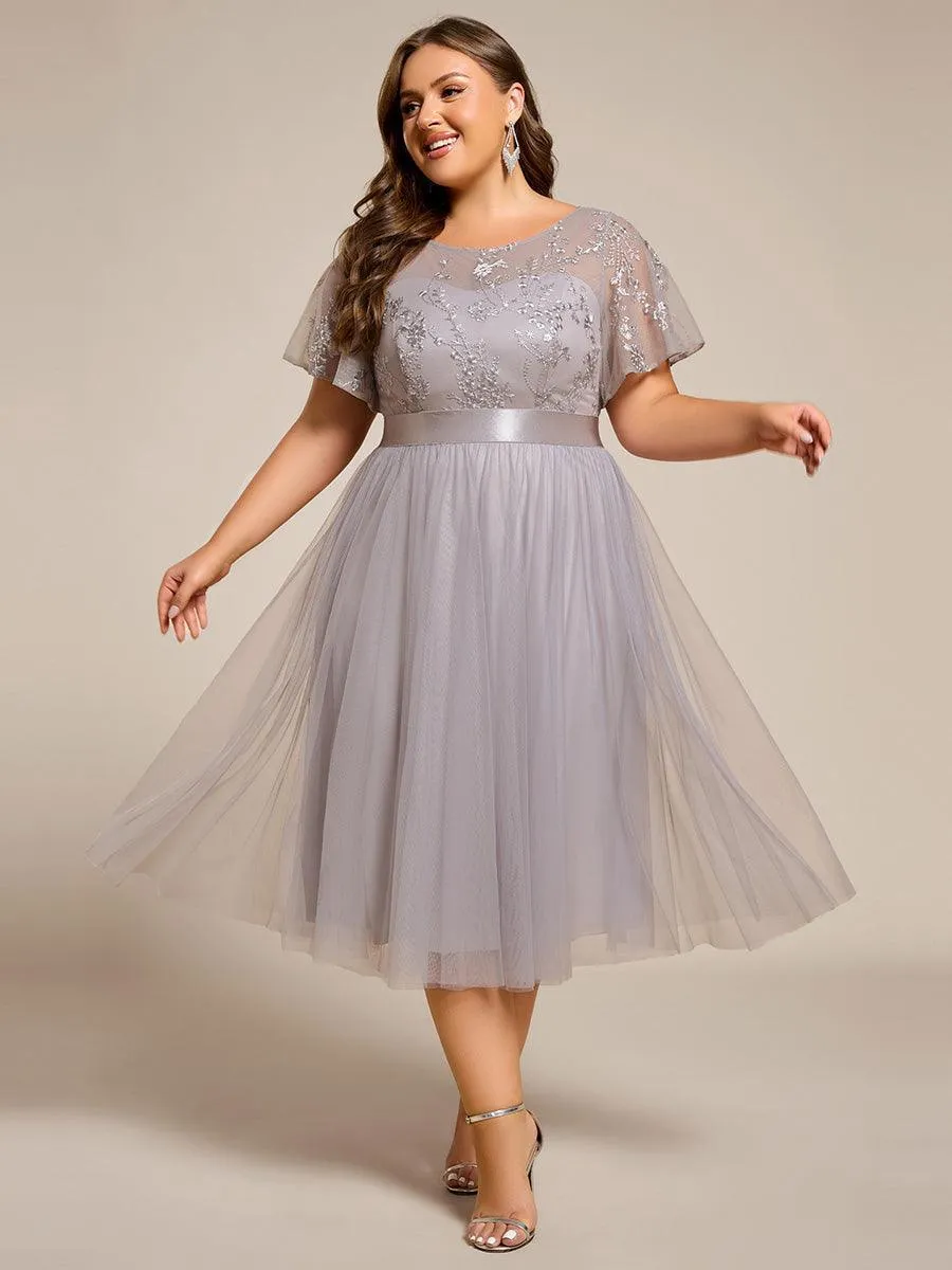 Robe midi d'invitée de mariage en tulle avec ornements et manches transparentes