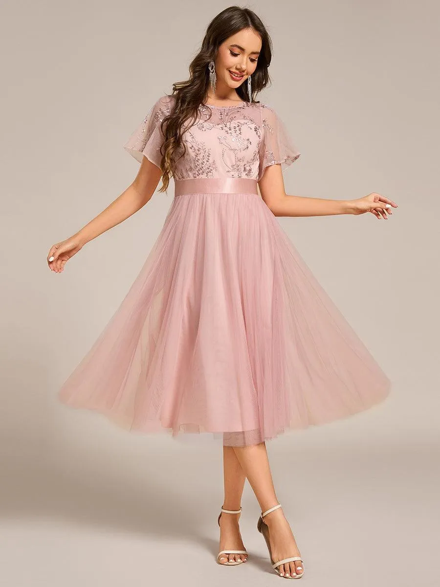 Robe midi d'invitée de mariage en tulle avec ornements et manches transparentes