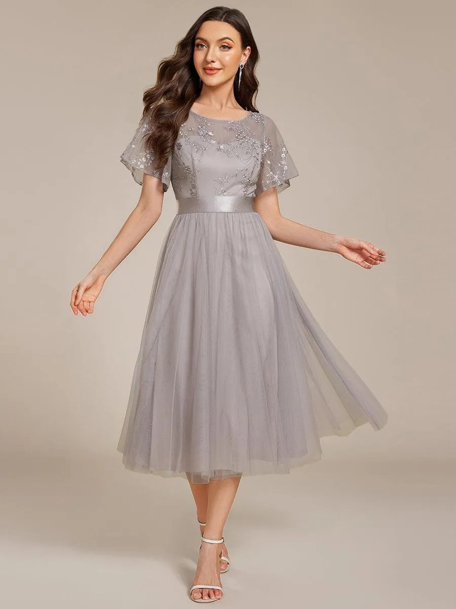 Robe midi d'invitée de mariage en tulle avec ornements et manches transparentes