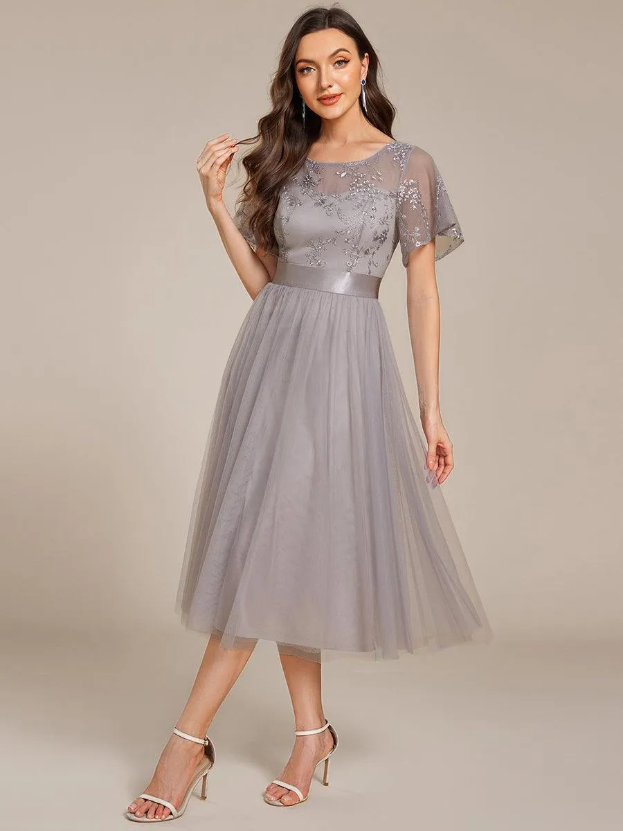 Robe midi d'invitée de mariage en tulle avec ornements et manches transparentes