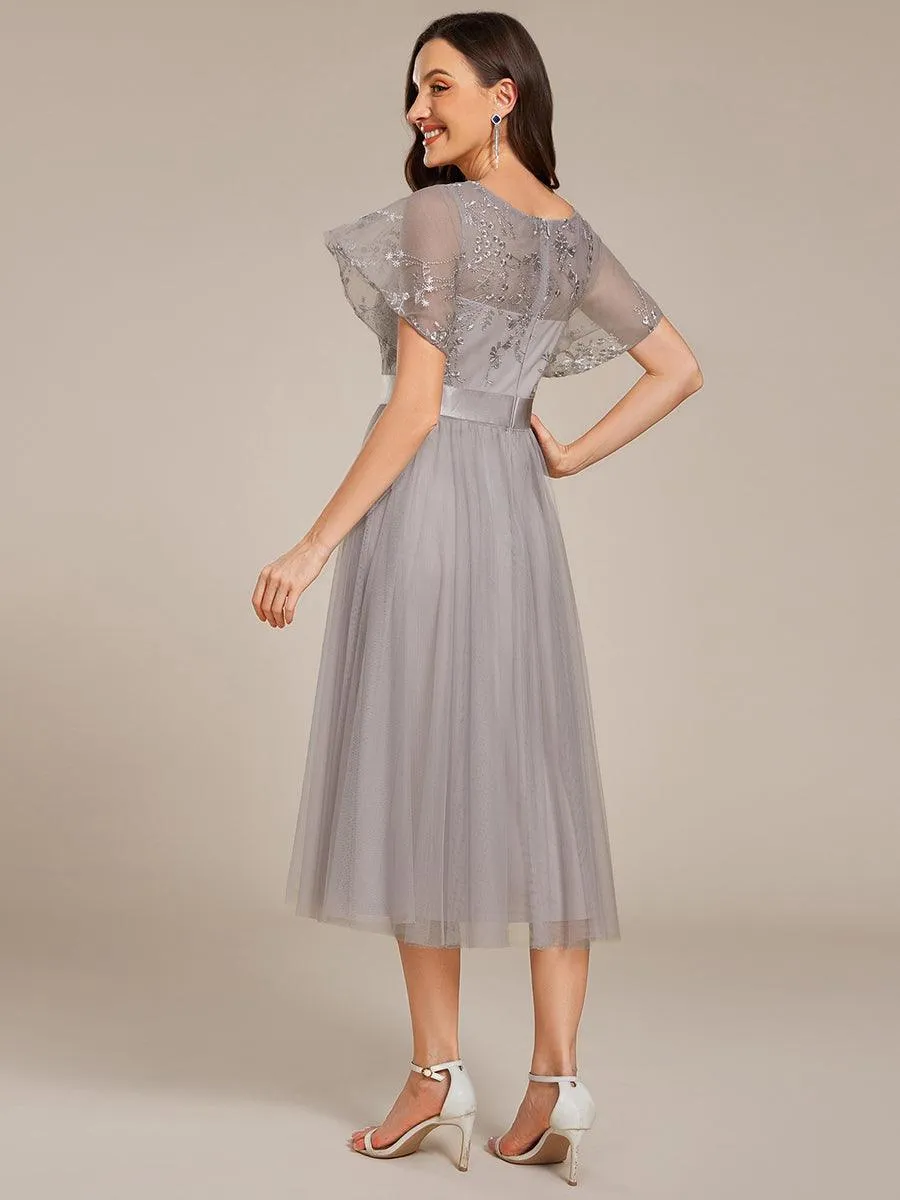 Robe midi d'invitée de mariage en tulle avec ornements et manches transparentes