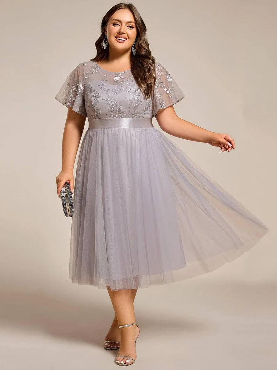 Robe midi d'invitée de mariage en tulle avec ornements et manches transparentes