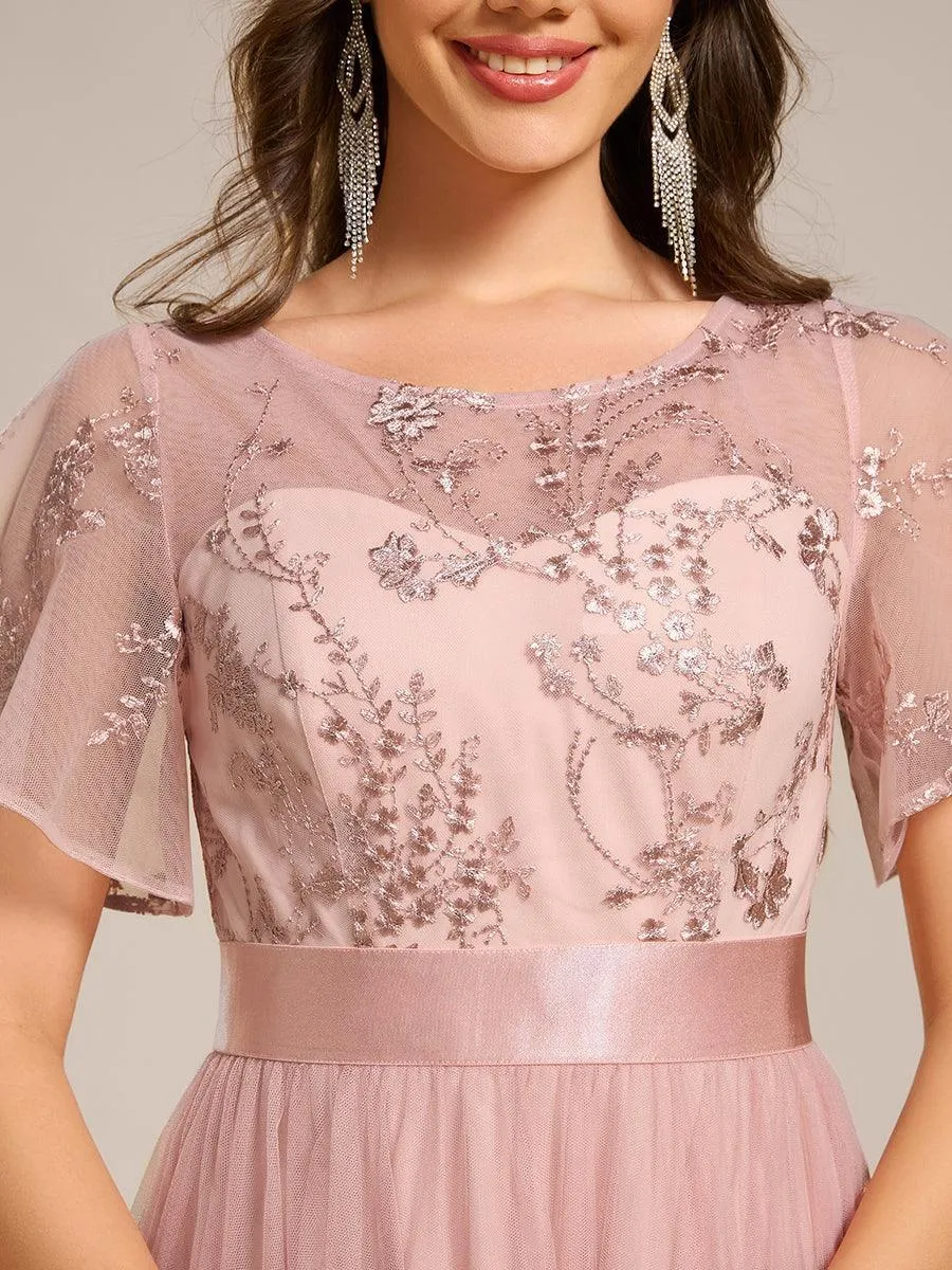 Robe midi d'invitée de mariage en tulle avec ornements et manches transparentes