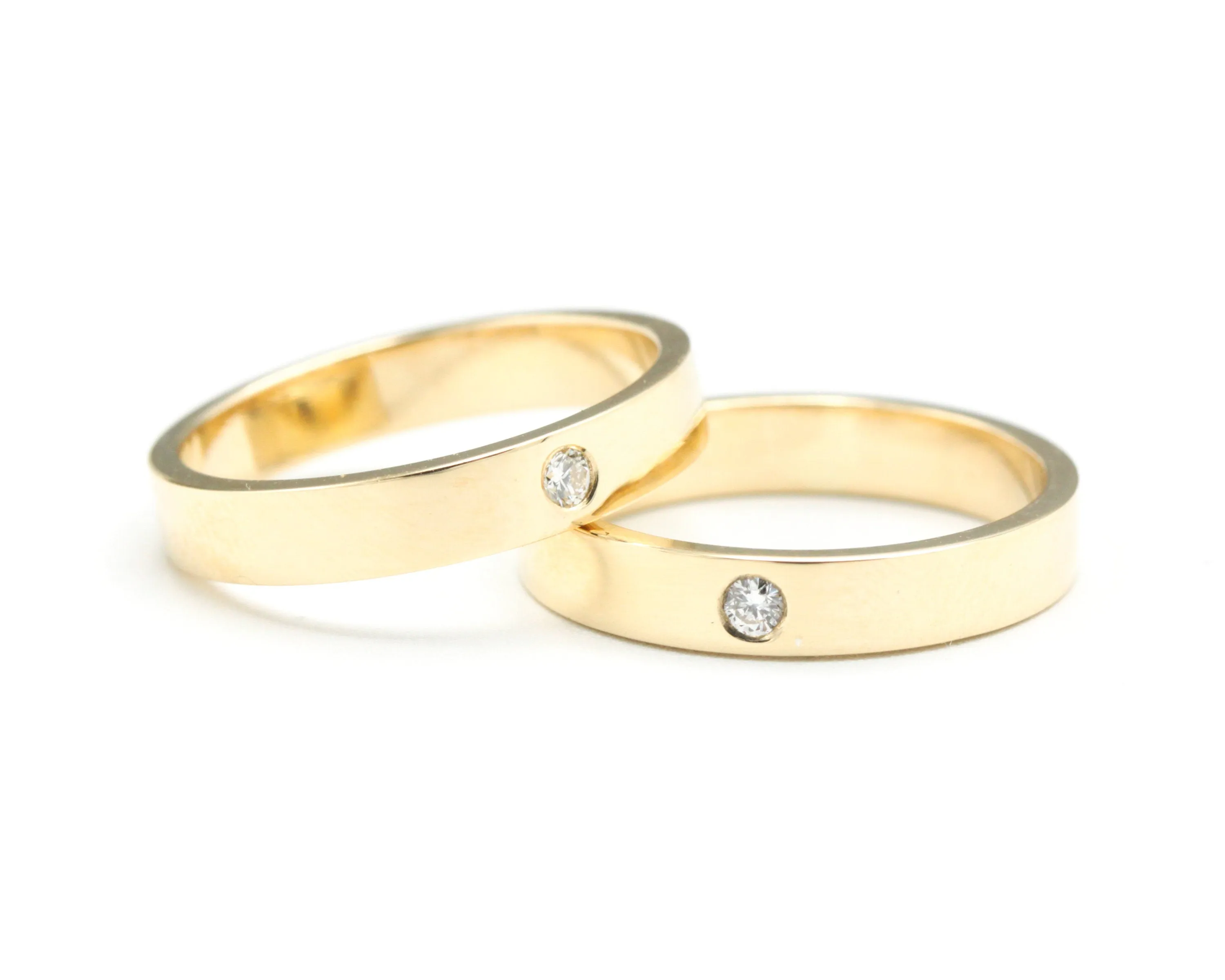 Set of his and her wedding bands ring in 18k gold in high polished band
