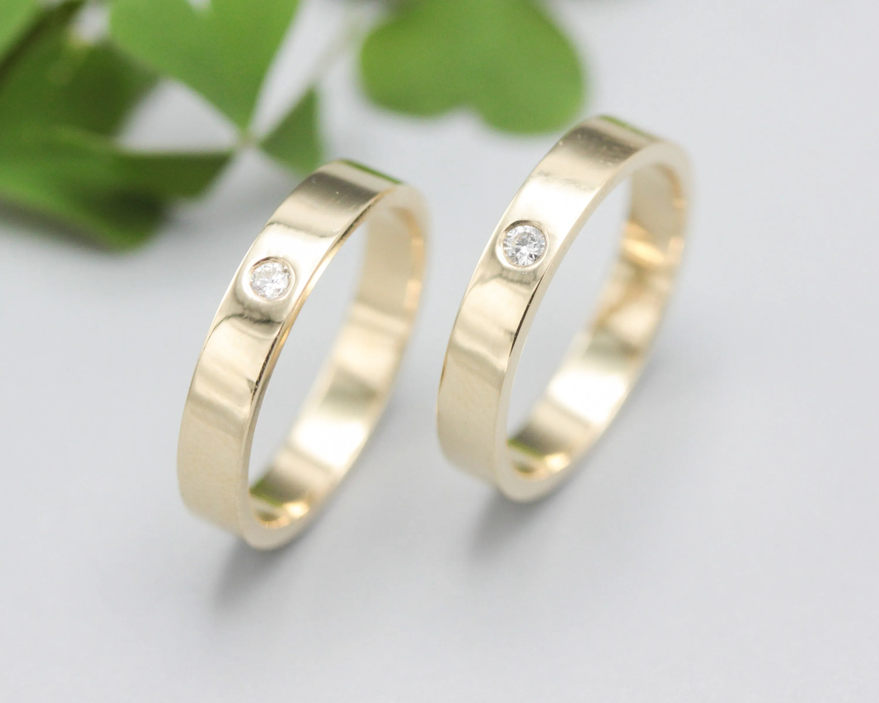 Set of his and her wedding bands ring in 18k gold in high polished band