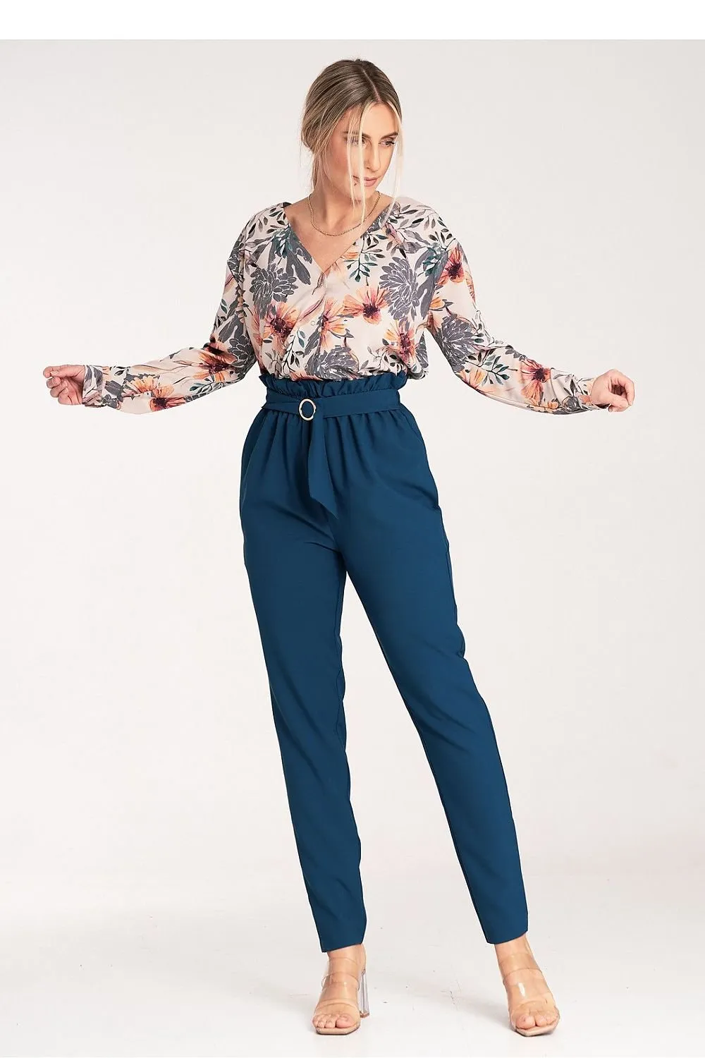 Women slightly tapered pleated waist pants