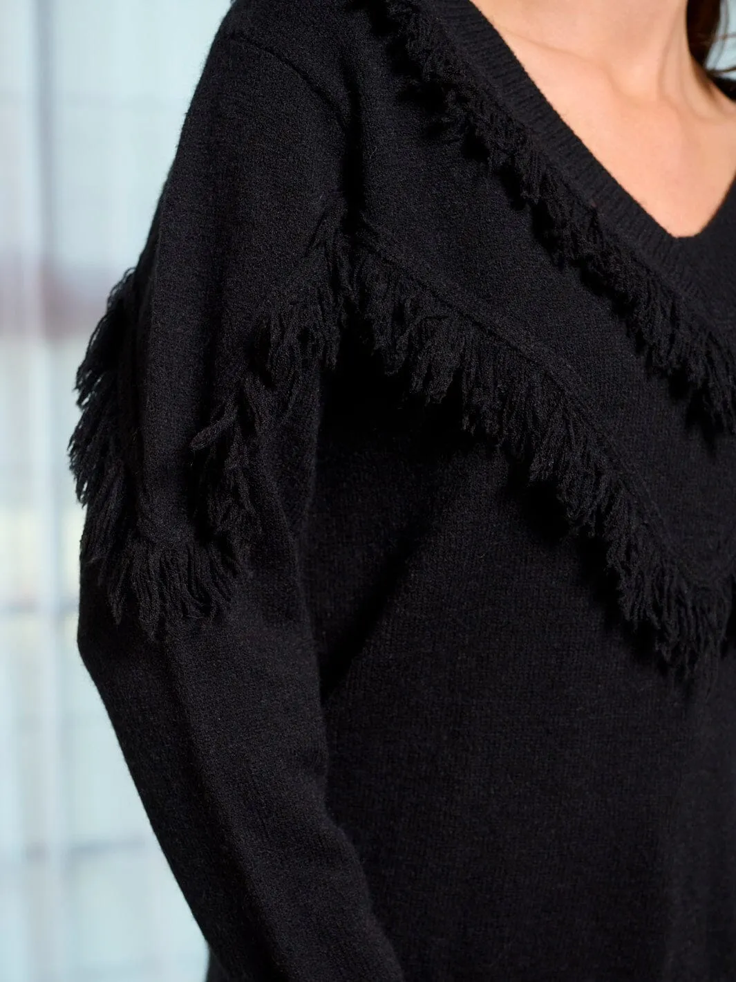 WOMEN'S LONG SLEEVE V-NECK FRINGE DETILED PULLOVER SWEATER