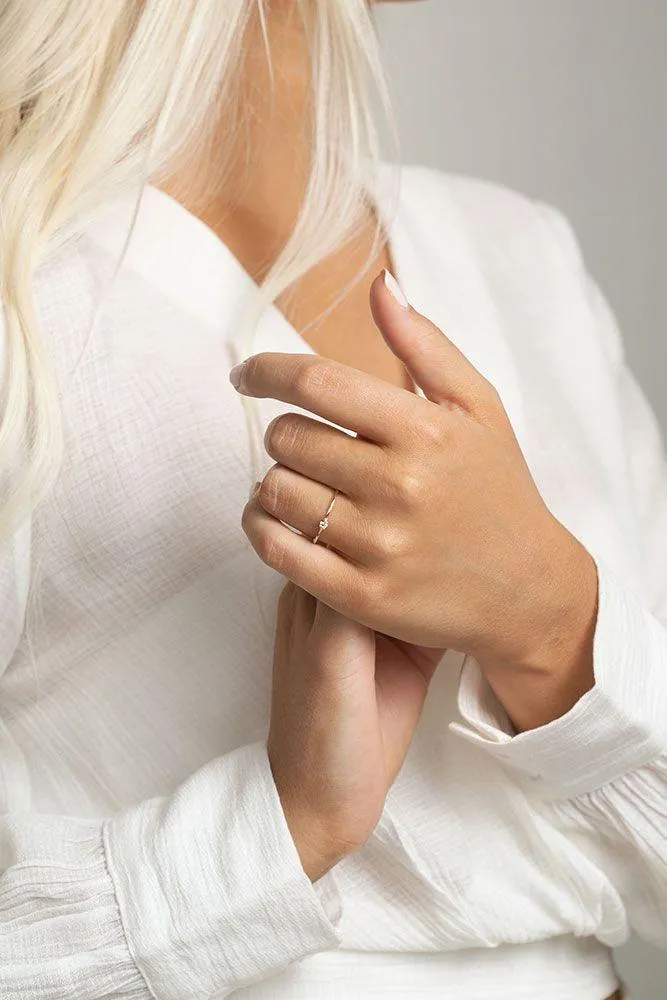 Women's solid gold ring - DIAMOND V.